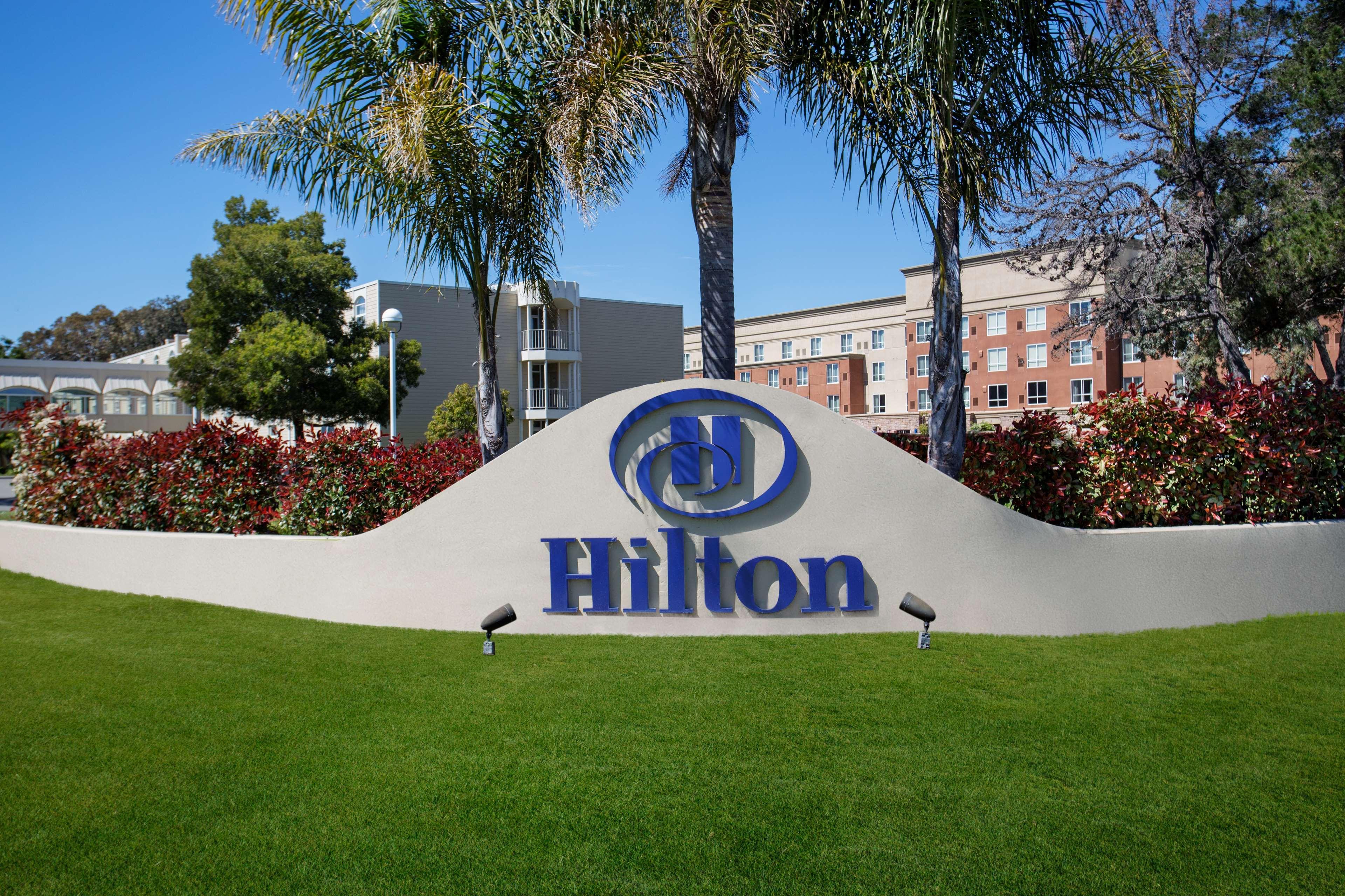 Hilton Oakland Airport Hotel Exterior photo