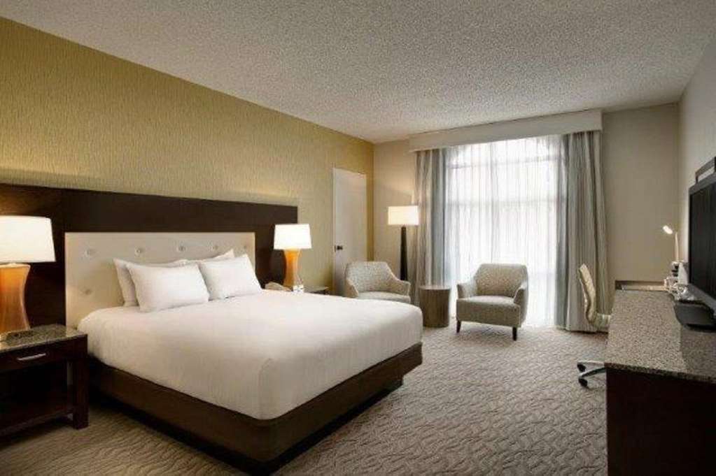 Hilton Oakland Airport Hotel Room photo